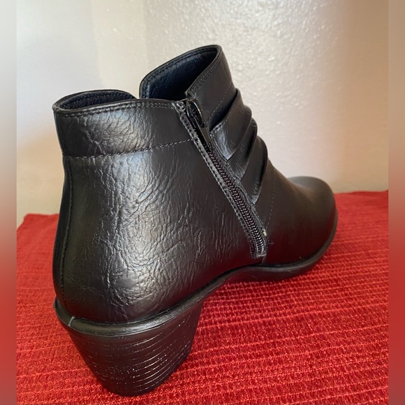 NWT.. WOMENS Easy Street Black Ankle Booties - Picture 5 of 16